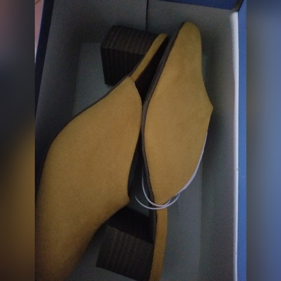 Universal Thread Mustard/Golden Wide Width Kitten Mule Sandals - Picture 8 of 9